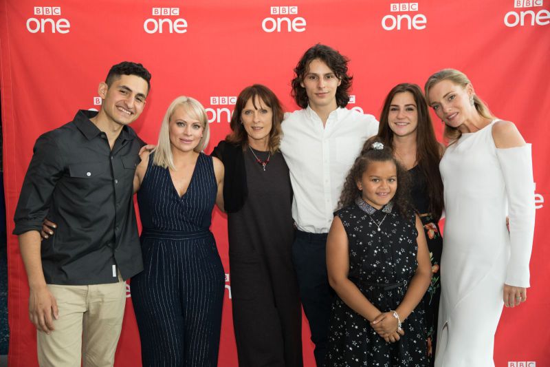 Debbie Horsfield au milieu de membres du casting