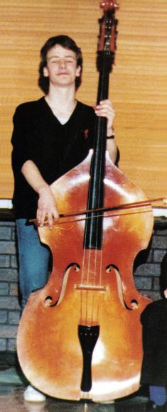 Robson jouant de la contrebasse