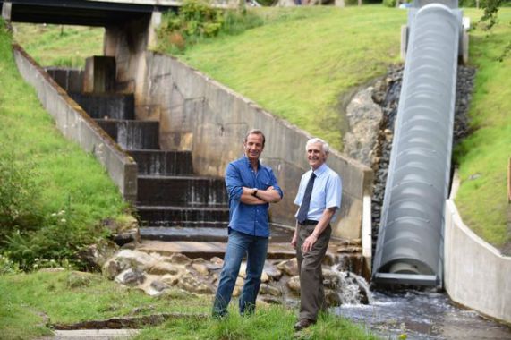 Robson met en route la vis d‘Archimède de Cragside avec le conservateur Andrew Sawyer