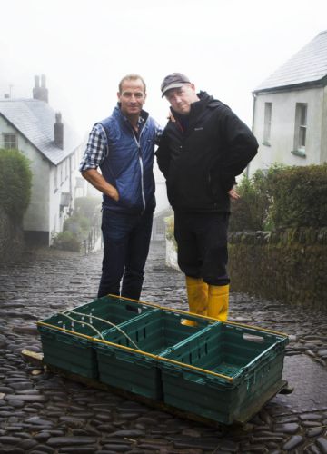 Robson avec Clovelly Harbour Master Stephen Perham et un ‘Clovelly sleigh‘