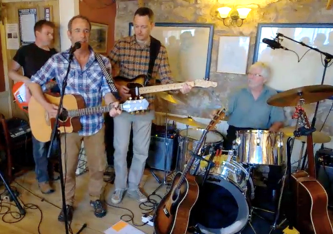 Robson animant le pub local